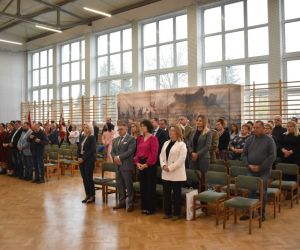 Goście, nauczyciele i uczniowie stoją podczas uroczystej mszy św.