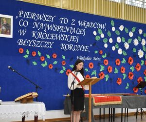 Uczennica śpiewa psalm podczas mszy św.