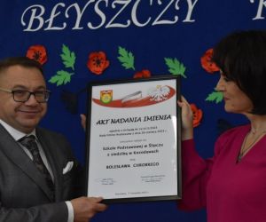 Pan Sekretarz wręcza pani Dyrektor akt nadania szkole imienia Bolesława Chrobrego i prawa posiadania sztandaru