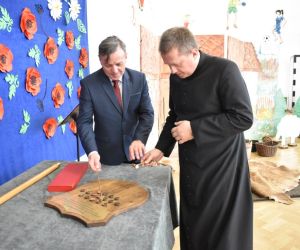 Wbijanie pamiątkowych gwoździ - Proboszcz Parafii  św. Jana Chrzciciela w Czerniczynie ks. Andrzej Dzido