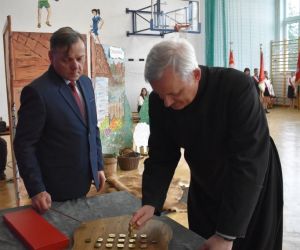 Wbijanie pamiątkowych gwoździ -Proboszcz Parafii pw. Ducha Świętego w Hrubieszowie ks. Marek Giergiel