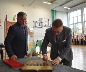 Wbijanie pamiątkowych gwoździ -Pan Sekretarz Gminy Hrubieszów Robert Palichleb