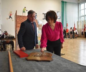 Wbijanie pamiątkowych gwoździ- Dyrektor szkoły Pani Urszula Duda