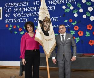 Przekazanie przez Pana Sekretarza sztandaru na ręce Pani Dyrektor  i społeczności szkolnej