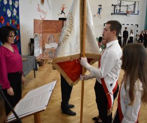 Pani Dyrektor przekazuje sztandar uczniom