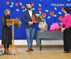 Przedstawiciele GOK w Wołajowicach wręczają Pani Dyrektor dyplom i kwiaty
