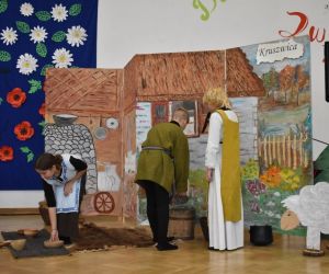 Uczniowie w jednej ze scen legendy o Piastach