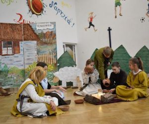 Uczniowie w jednej ze scen naradzają się przy ognisku