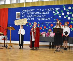 Uczeń jako Bolesław Chrobry recytuje wiersz