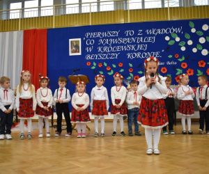 Dziewczynka  z przedszkola w stroju krakowskim  recytuje wiersz