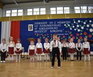 Chłopiec  z przedszkola recytuje wiersz