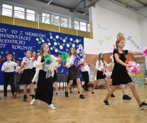 Uczniowie 5-8 wykonują taniec współczesny