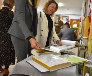 Zaproszeni Goście oglądają kroniki szkoły