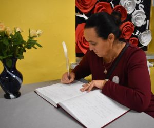 Radna Gminy dokonuje wpisu w księdze pamiątkowej