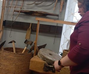 Pani przewodnik prezentuje dawne przedmioty codziennego użytku