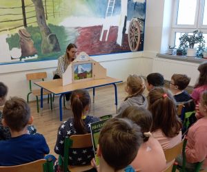 Dzieci oglądają teatrzyk