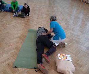 Demonstrowanie pozycji bezpiecznej bocznej  poszkodowanego