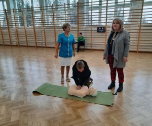 Uczeń ćwiczy masaż serca na fantomie