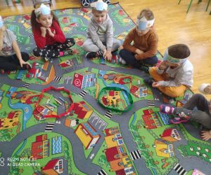 Dzieci na dywanie klasyfikują kredki