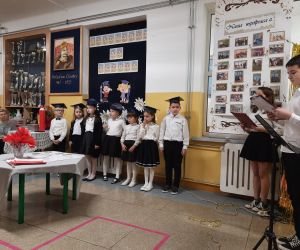 Prowadzący rozpoczyna część artystyczną