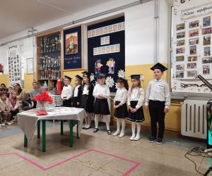 Uczniowie śpiewają piosenkę