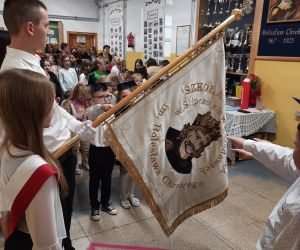Uczniowie podczas ślubowania na sztandar szkoły