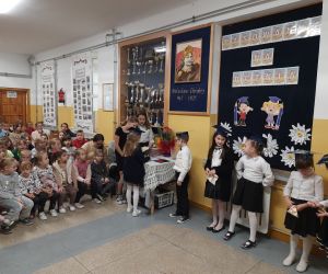 Uczniowie składają pieczęć palcem