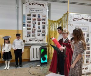 Chłopiec przebrany za króla trzyma kredkę przeznaczoną do pasowania