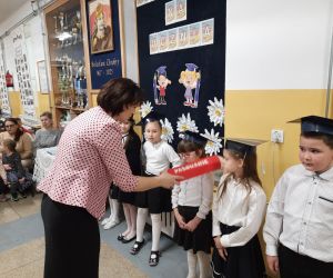 Pani Dyrektor pasuje uczennicę