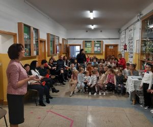 Pani Dyrektor składa życzenia pierwszakom i ich rodzicom