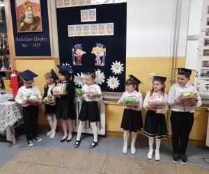 Pierwszaki trzymają dyplomy i prezenty