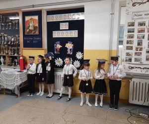 Uczniowie z odznakami pierwszoklasisty