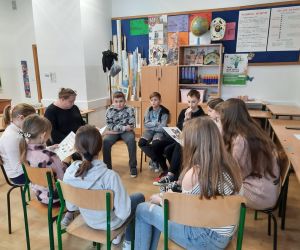 Uczniowie zapoznają się z materiałami promocyjnymi akcji Krokus
