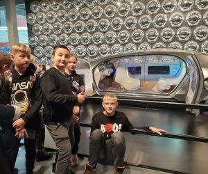 Uczniowie przy modelu nowoczesnego auta