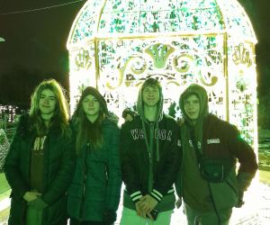 Uczniowie przy eksponacie w ogrodzie świateł w Wilanowie