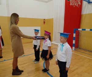 Dyrektor szkoły pasuje dziewczynkę na uczennicę