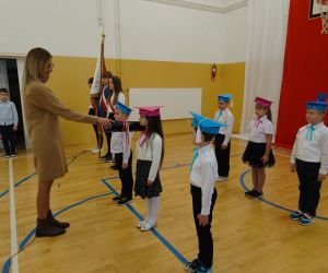 Dyrektor szkoły pasuje dziewczynkę na uczennicę