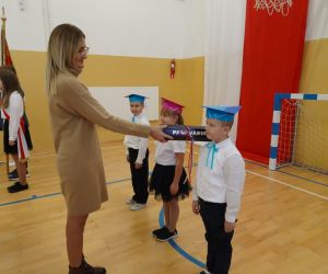 Dyrektor szkoły pasuje chłopca na ucznia