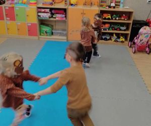 Dzieci w maskach misiów tańczą przy muzyce