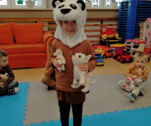 Dziewczynka prezentuje swoje ulubione misie