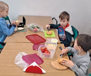 Dzieci przygotowują kanapki.