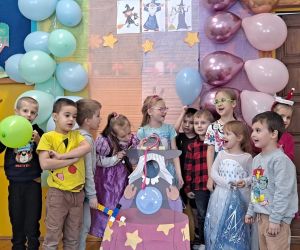 Dzieci prezentują się w andrzejkowych przebraniach