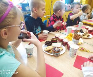 Przedszkolaki wspólnie konsumują andrzejkowe przysmaki