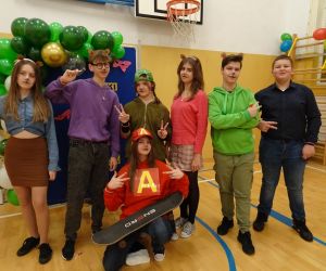 Uczniowie klasy 7 i 8 w kolorowych przebraniach