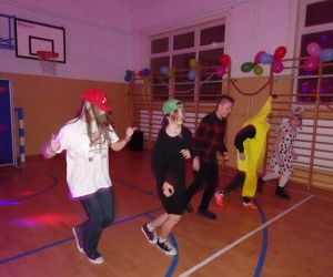 Uczniowie klas starszych podczas wspólnych tańców