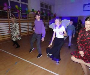 Uczniowie klas starszych podczas wspólnych tańców