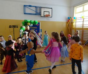 Uczniowie klas młodszych tańczą w kole