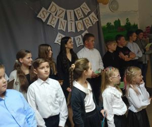 Uczniowie słuchają wystąpienia Pana Wójta