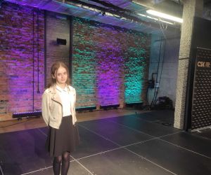 Uczennica podczas wystąpienia