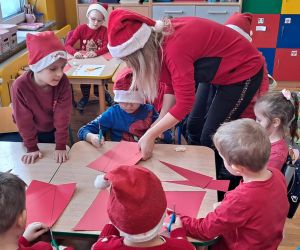 Dzieci wykonują pracę plastyczno-techniczną 